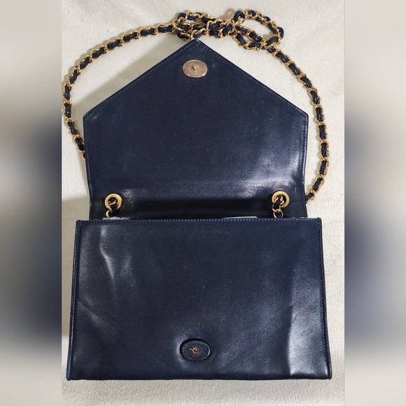 Chanel envelope single flap. 24k gold plated hardware. Minor tarnishing. - Picture 13 of 16